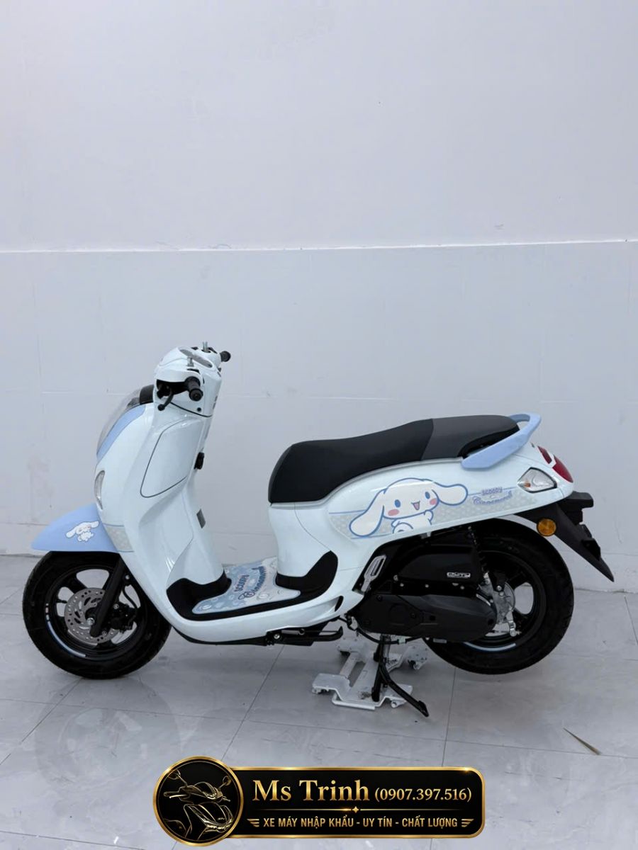 Honda Scoopy Cinnamoroll 2026 Đà Nẵng nổi bật với tem Sanrio xanh trắng giới hạn.