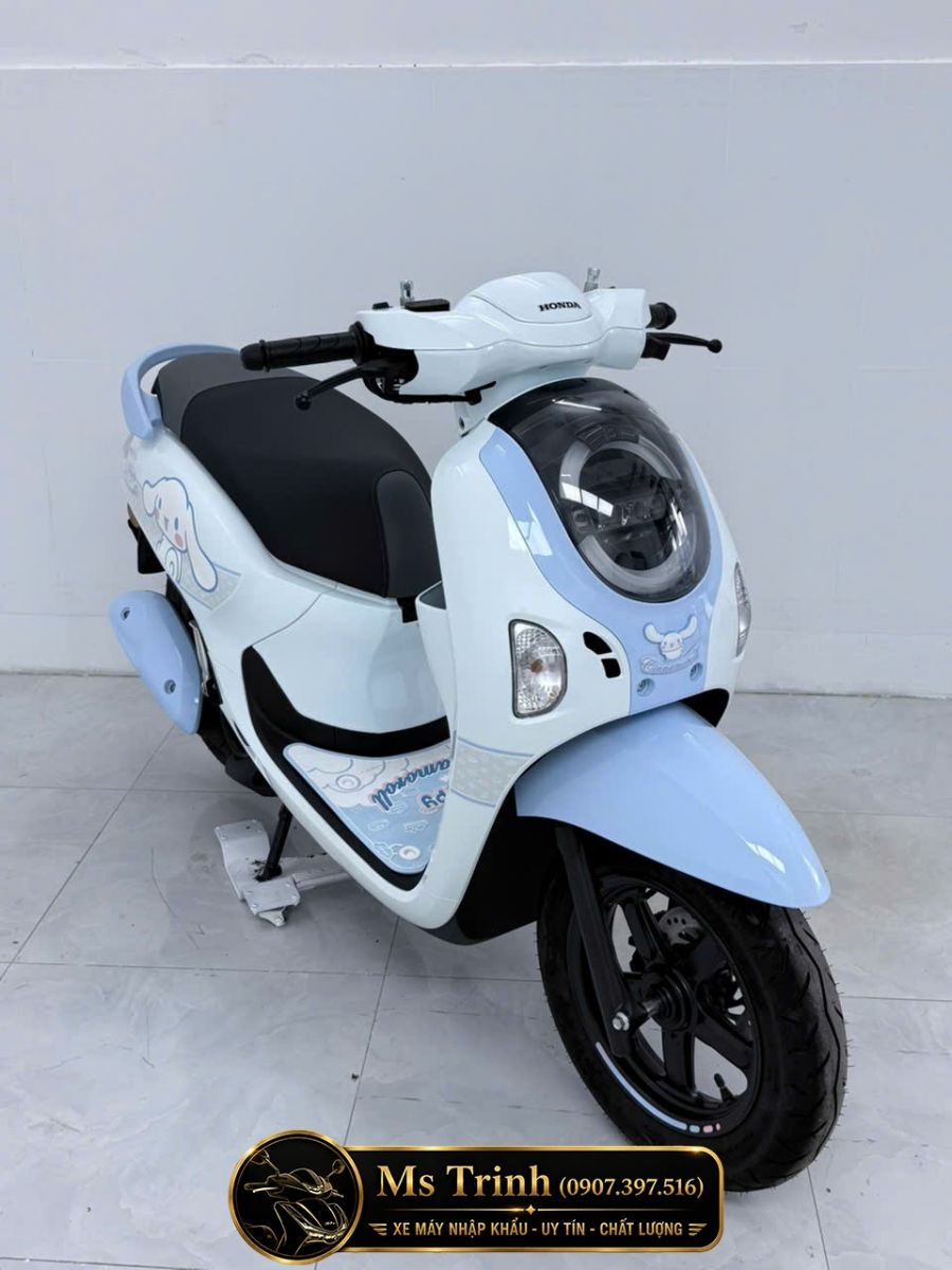 Honda Scoopy Cinnamoroll 2026 góc nghiêng sau với tem Cinnamoroll trên thân xe