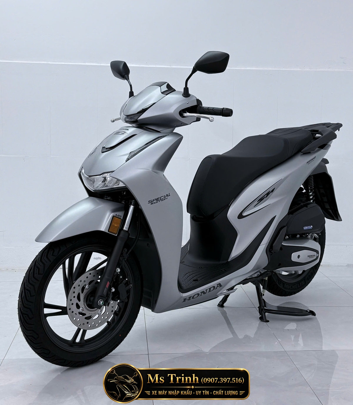 Honda SH150i màu bạc nhập Ý 2026 với thân xe cân đối và mâm tối màu