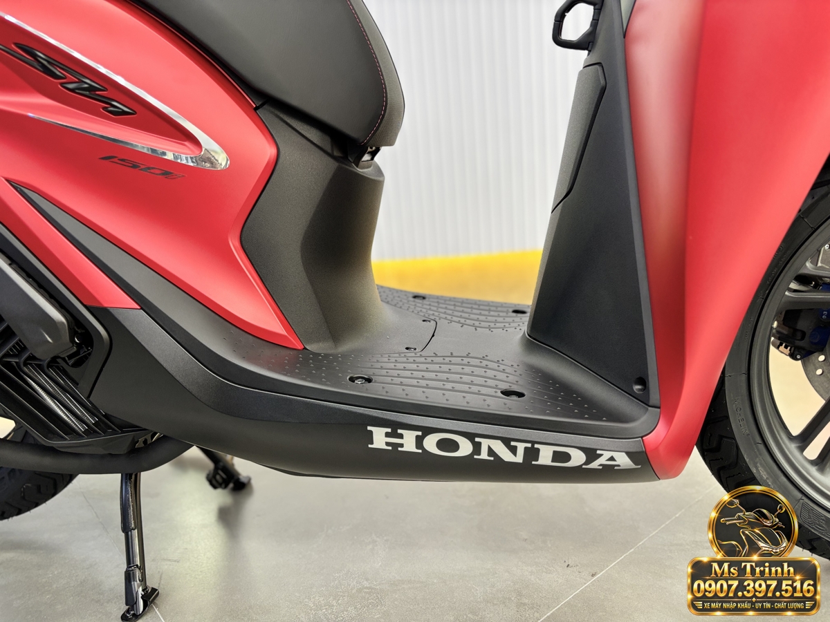 Ảnh showroom Honda SH150i Ý màu đỏ 2027 số 3 Chi tiết hình ảnh xe SH150i màu đỏ nhập khẩu Ý thuộc bộ ảnh sản phẩm tại CubShop Premium