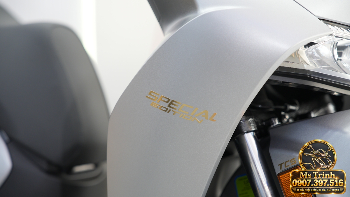 Tem Special Edition trên mặt trước SH150i Ý xám bạc Cận cảnh cụm đèn trước Honda SH150i Ý xám bạc model 2027 cùng chi tiết tem Special Edition