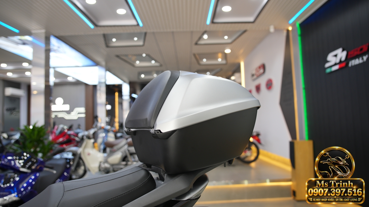 Thùng sau Honda SH150i Ý xám bạc phối màu đồng bộ Thùng chứa đồ phía sau Honda SH150i Ý xám bạc 2027 có nắp bạc và thân thùng màu đen