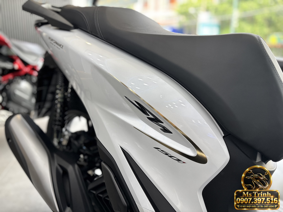 Cận cảnh yên Honda SH150i Ý 2027 màu trắng Cận cảnh bề mặt và kiểu dáng yên dài trên Honda SH150i Ý 2027 màu trắng