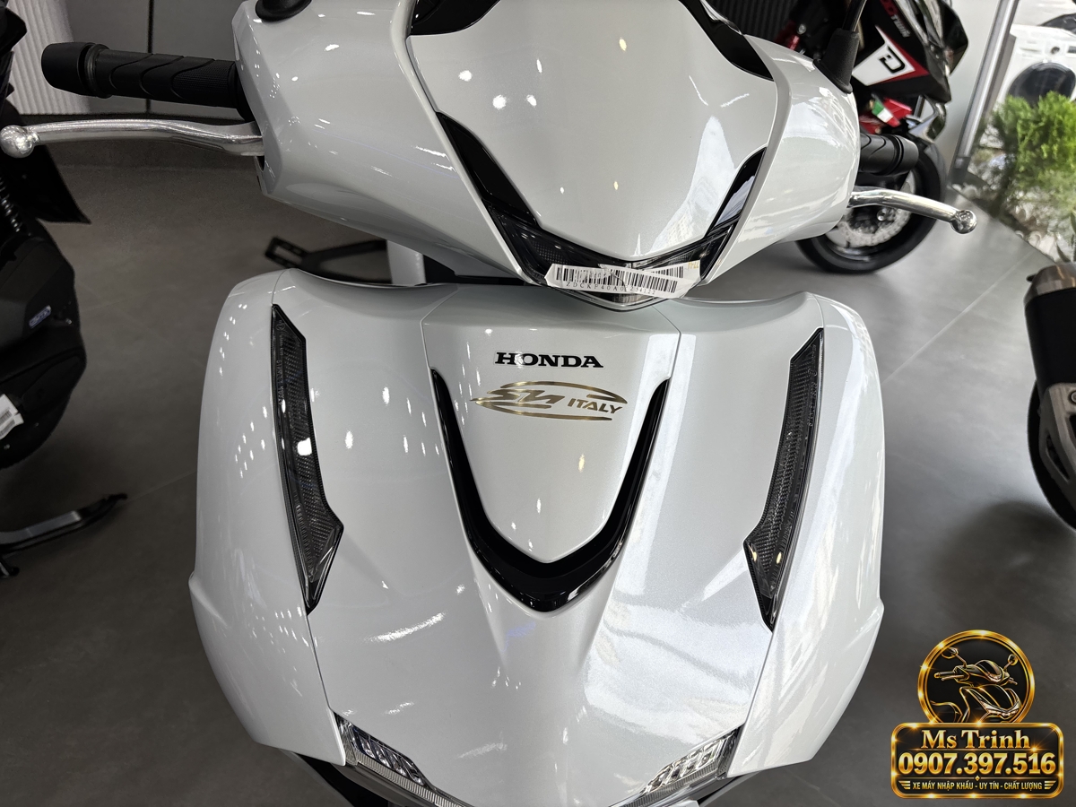 Honda SH150i Ý 2027 màu trắng ảnh showroom số 9930 Hình ảnh thực tế Honda SH150i Ý 2027 màu trắng nhập khẩu tại showroom CubShop Premium