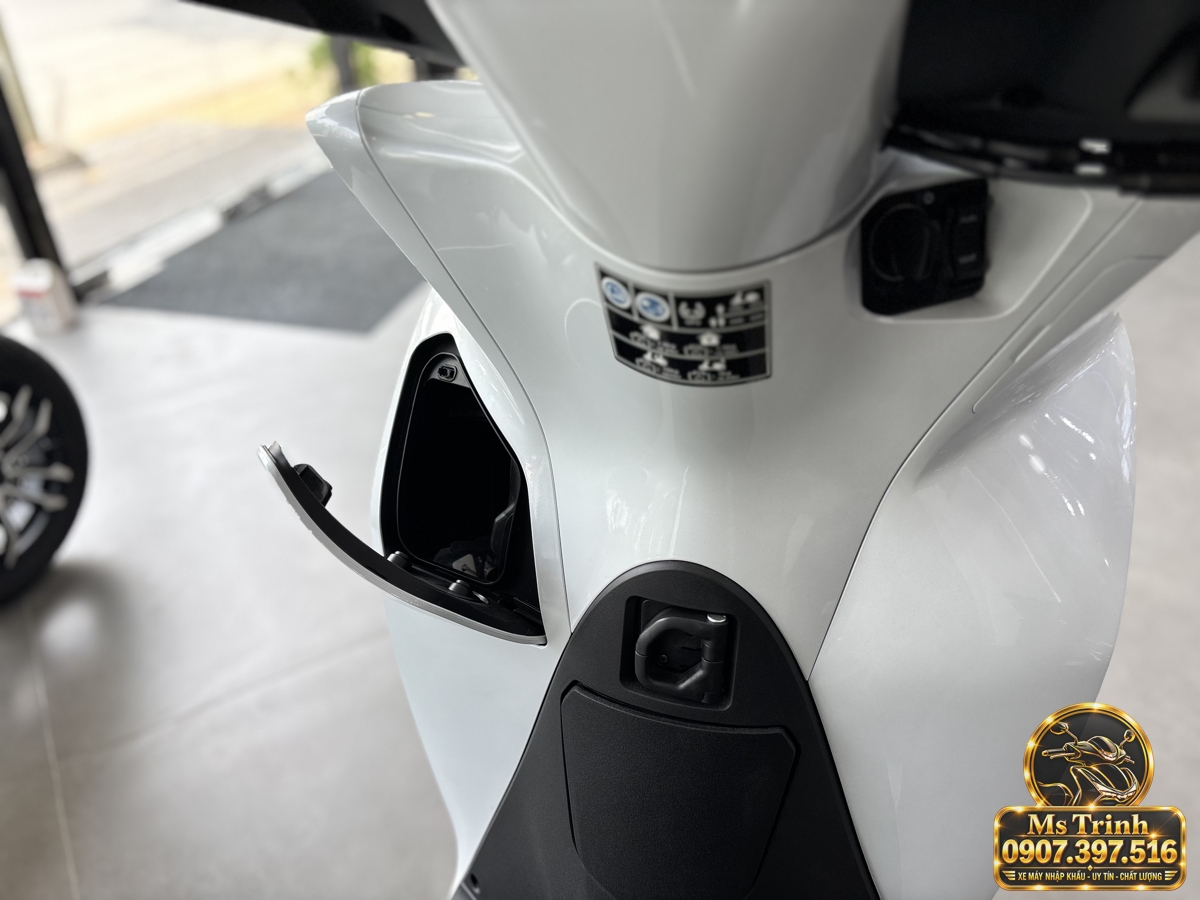 Hộc chứa đồ phía trước Honda SH150i Ý 2027 màu trắng Hộc chứa đồ trước Honda SH150i Ý 2027 màu trắng đang mở để quan sát không gian bên trong