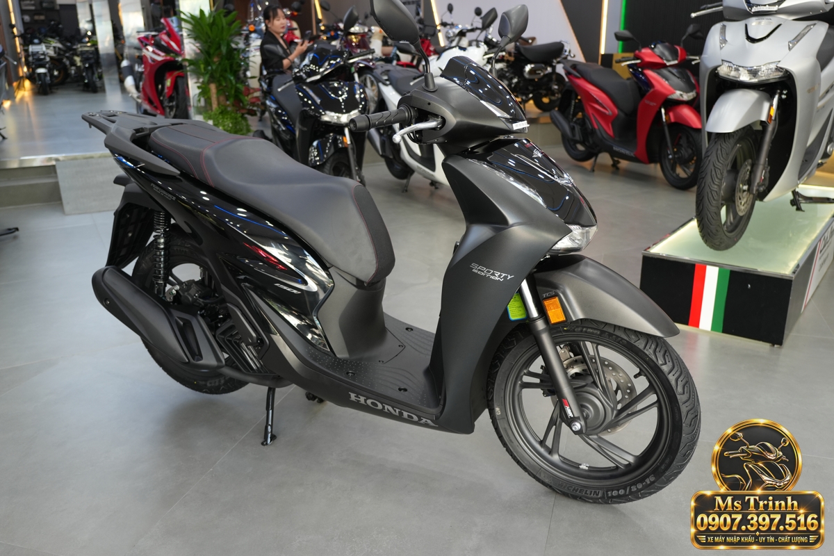 Mặt nạ đen nhám phối viền sáng trên SH150i Ý đen nhám 2027 Mặt nạ đen nhám phối viền sáng của Honda SH150i Ý đen nhám 2027 trong bộ ảnh xe thực tế