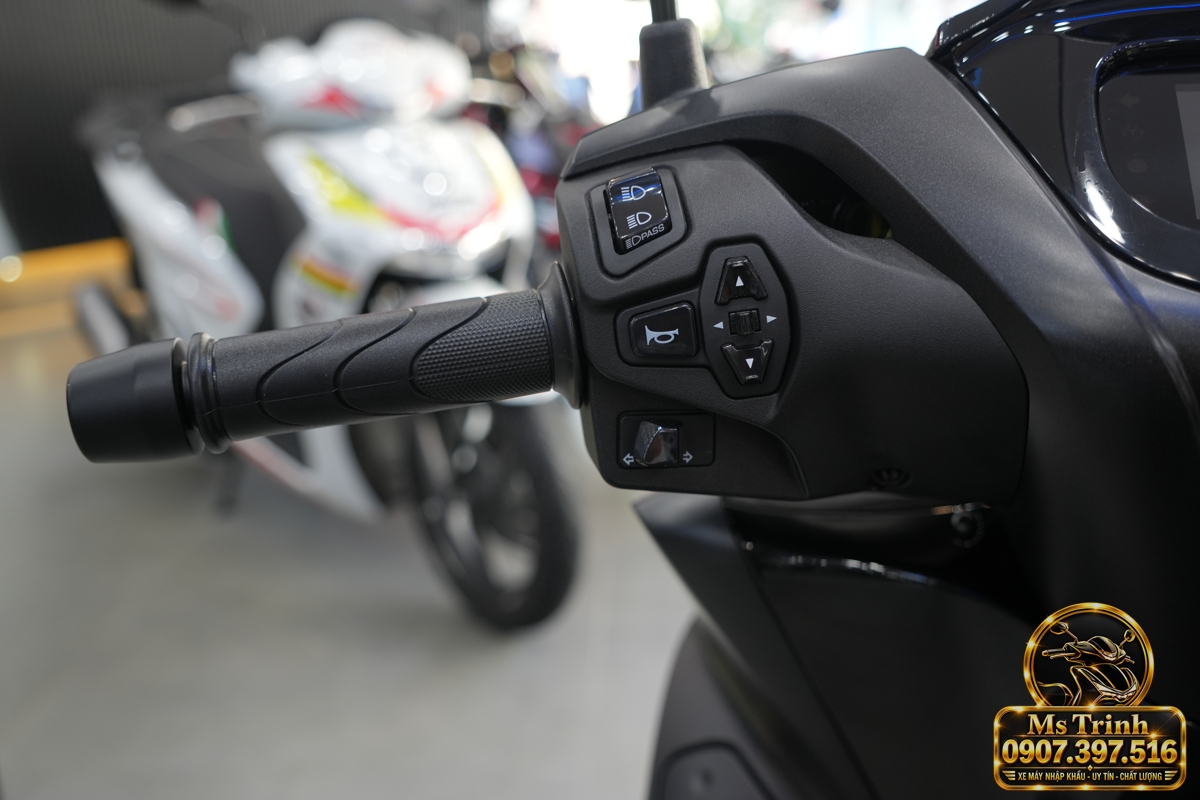 Cụm công tắc bên trái trên SH150i Ý đen nhám 2027 Cụm công tắc bên trái của Honda SH150i Ý đen nhám 2027 trong bộ ảnh xe thực tế