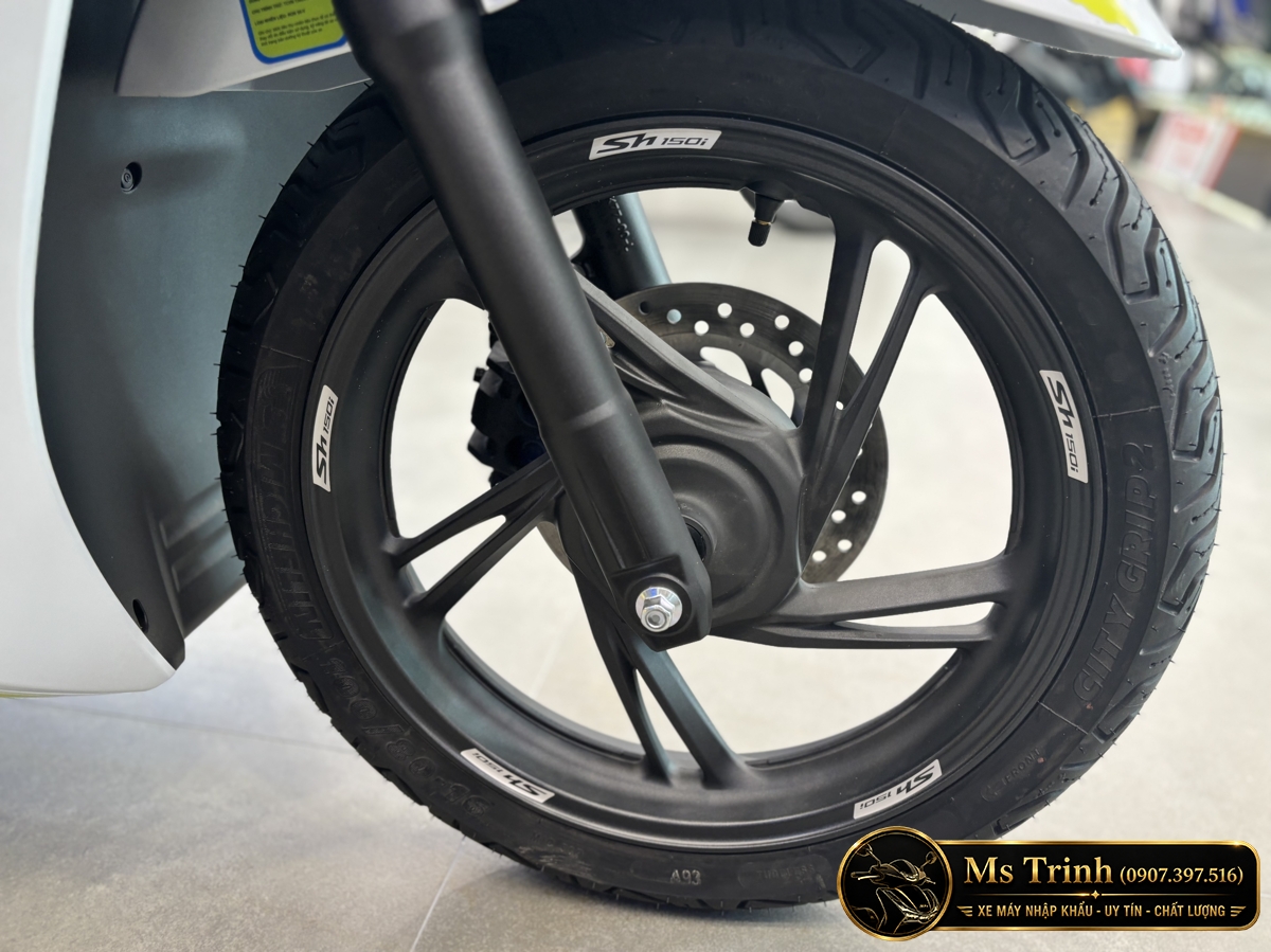 Mâm trước màu đen của Honda SH150i Malossi nhập Ý với tem SH150i , ABS 2 kênh Mâm trước màu đen của Honda SH150i Malossi nhập Ý với tem SH150i , ABS 2 kênh